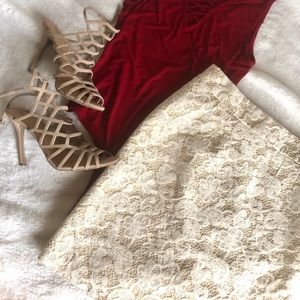 Beautiful lace overlay pencil skirt 💝